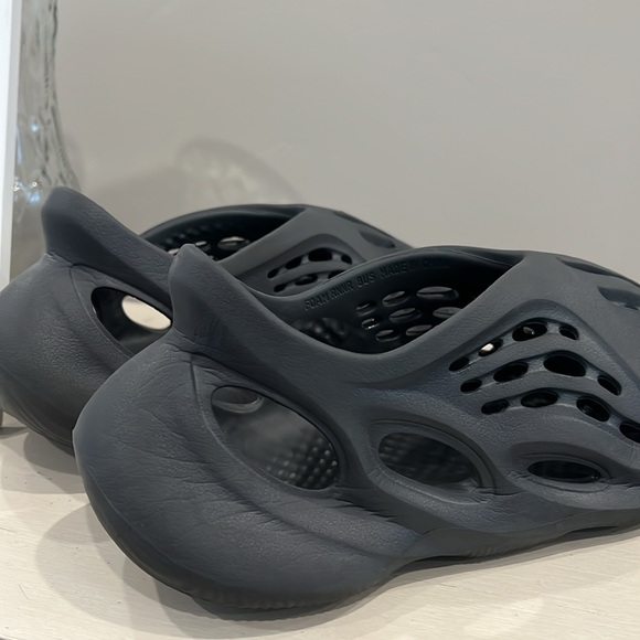 Yeezy foam runners size 8 men black - Picture 3 of 3